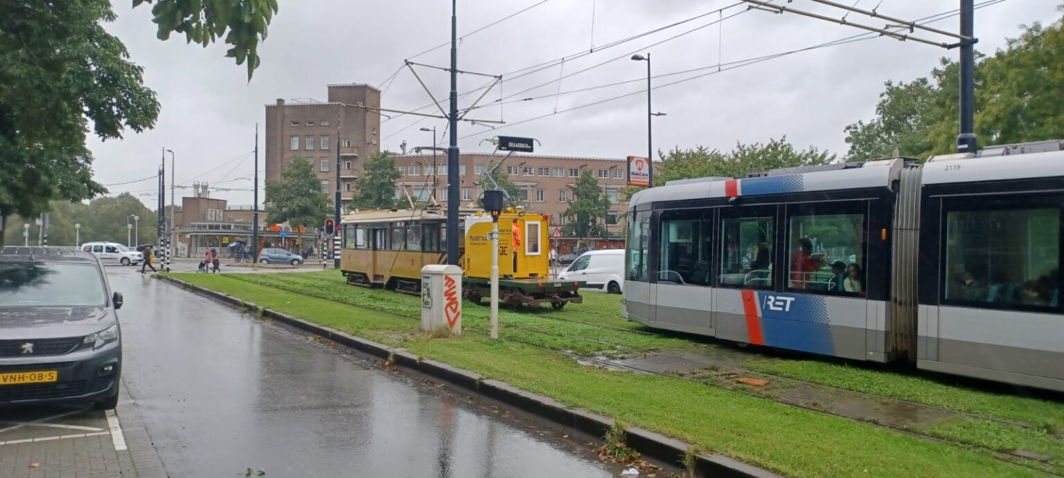 Historische tram meet de bovenleiding voor RET